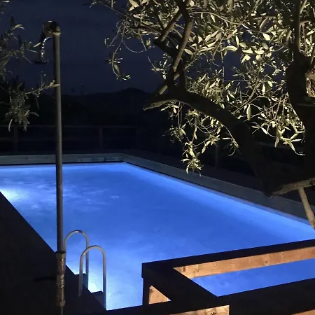 In With Pool & Olive Views 펜션